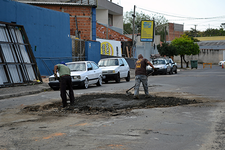 Leia mais sobre o artigo Prefeitura tenta eliminar todos os buracos das ruas do Jardim Planalto