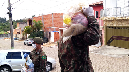 Read more about the article Homens do Exército ajudaram na distribuição de cestas em Salto