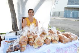Leia mais sobre o artigo “Pão com amor”: Ilda vende pães artesanais em rotatória de avenida no Santa Marta