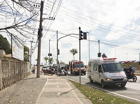Leia mais sobre o artigo Acidente na descida da Getúlio Vargas: motoristas precisam ficar atentos com novo semáforo