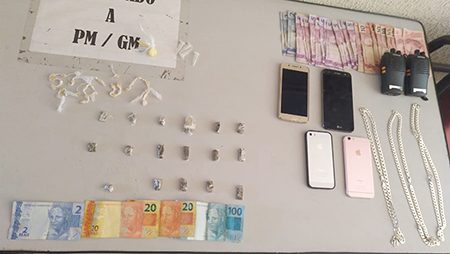 Read more about the article Briga em ponto de tráfico ajuda GCM a encontrar celulares, joias, dinheiro e drogas no Marília