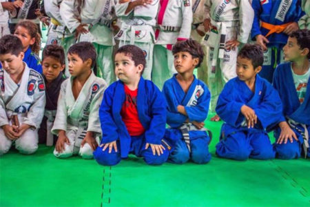 Leia mais sobre o artigo Seu filho tem 6 anos ou mais? Que tal ele aprender Jiu Jitsu e Submission?
