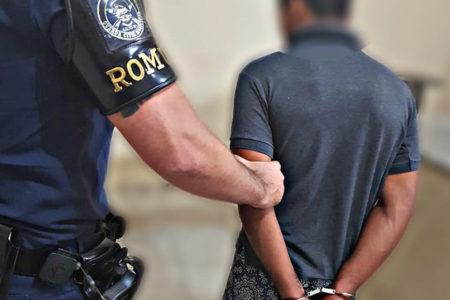 Leia mais sobre o artigo Tráfico de drogas: 3 adultos e 1 menor são presos pela GCM no Jardim das Nações