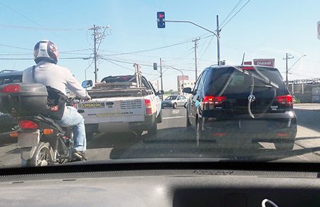 Leia mais sobre o artigo Como tem gente que abusa no trânsito, vejam só essa caminhonete no cruzamento da Rua Japão