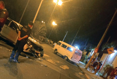 Read more about the article Violenta colisão envolve 3 veículos na Rua Japão, perto do condomínio Solar das Araras