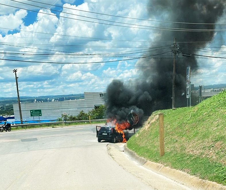 veículo pega fogo em Salto
