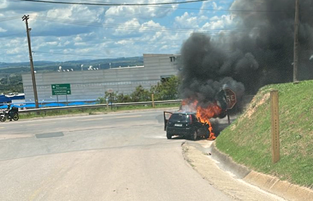 Read more about the article Carro pega fogo perto do aterro sanitário
