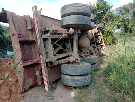 Read more about the article Caminhão segue tombado em rua do Buru, 40h após acidente