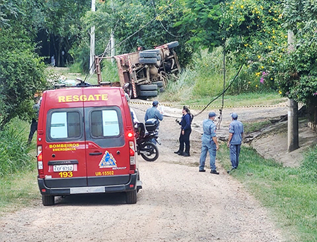 Leia mais sobre o artigo Veja que susto: caminhão carregado perde freio e derruba poste no Jardim Buru