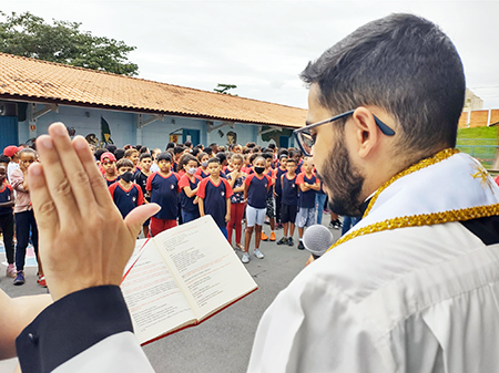 Leia mais sobre o artigo Padre Luís abençoa escola Iracema em ato da Campanha da Fraternidade 2022