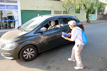Leia mais sobre o artigo Aposentado de 77 anos vende doces em semáforo para ajudar em casa em Salto