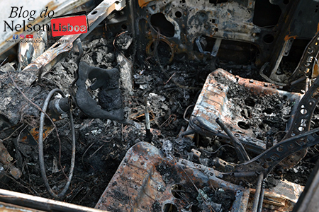 Leia mais sobre o artigo Pane causa incêndio e veículo é destruído no centro velho