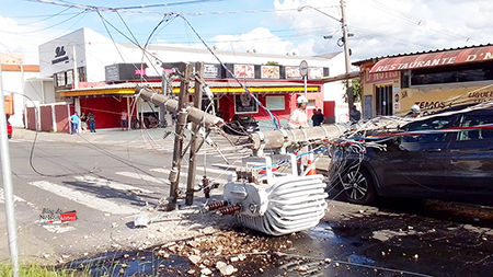 Leia mais sobre o artigo Caminhão derruba poste com transformador na entrada do Nair Maria, em Salto