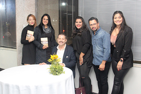 Leia mais sobre o artigo Escritor e jornalista Eloy de Oliveira autografa livro na Festa Literária de Itu