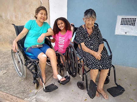 Leia mais sobre o artigo Solidariedade que emociona: mãe e filha cadeirantes ganham rifa da atleta Hanna