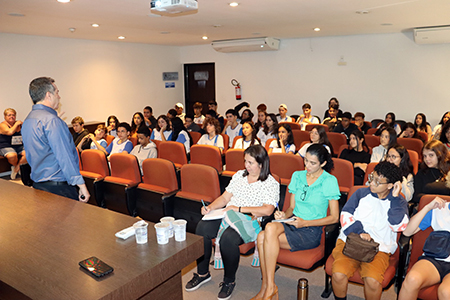 Leia mais sobre o artigo Estudantes do 9º ano do Cemus V e da Escola Paula Santos debatem Inteligência Artificial