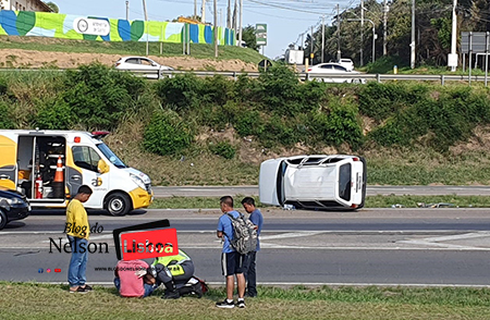 Leia mais sobre o artigo Acidente com 3 carros termina com um capotado perto da Ypê, em Salto