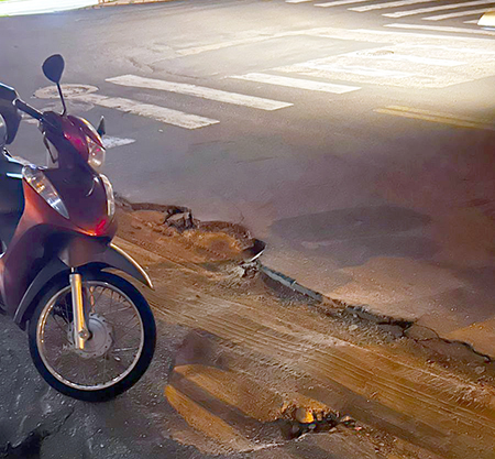 Leia mais sobre o artigo Mulher cai de moto em buraco aberto na Avenida Princesa Isabel