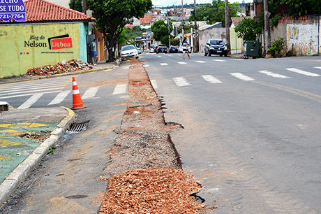 Leia mais sobre o artigo Parte das ruas do Santa Cruz e da cidade lembram “queijo-suiço” em Salto