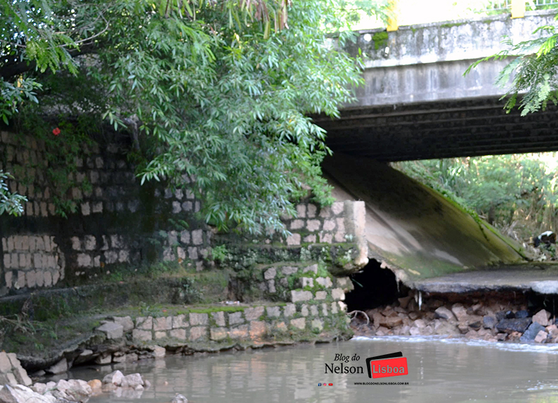 Erosão pode estar ameaçando estrutura de ponte em Salto