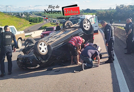 Leia mais sobre o artigo Carro de família capota na SP-75, no domingo