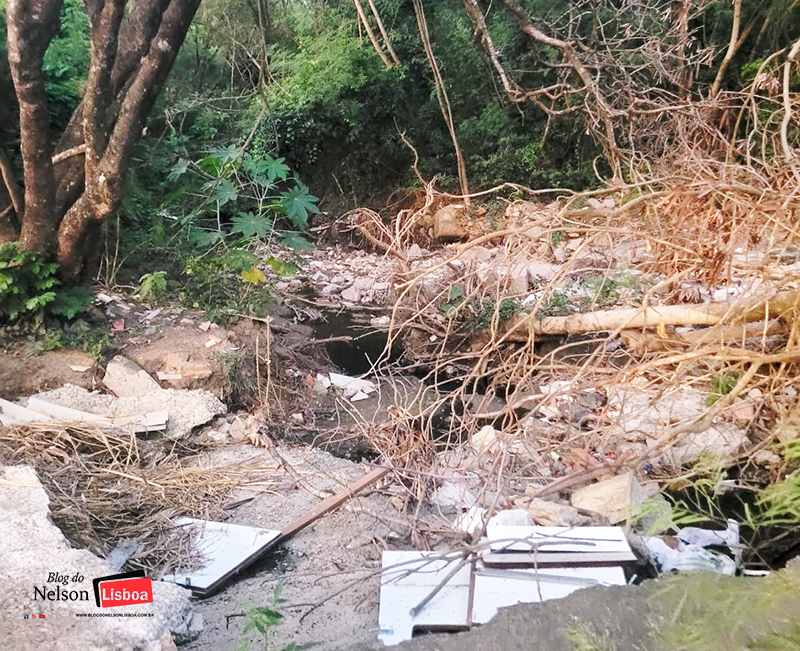 Erosão em margem do Rio Jundiaí ameaça segurança de quem mora perto