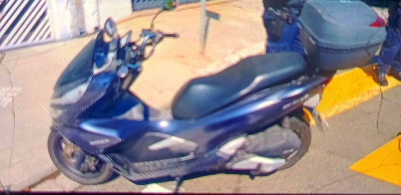 Inacreditavelmente a moto estava circulando com tantas irregularidades e multas