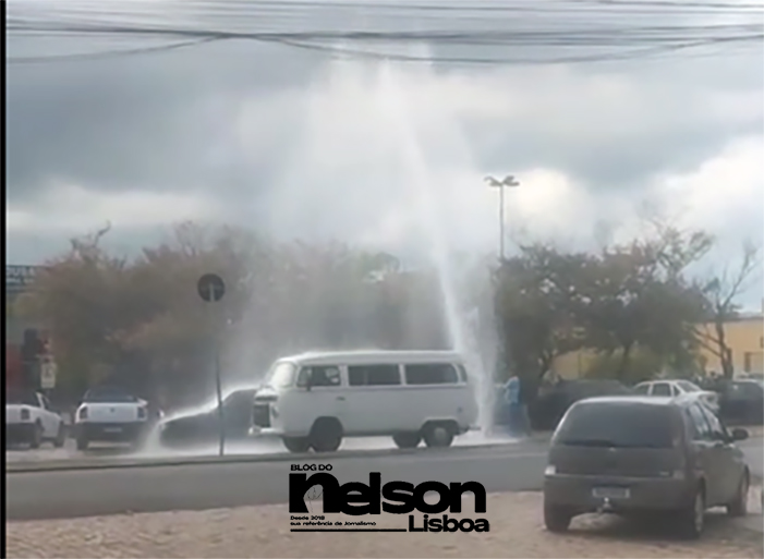 cachoeira de água se forma em avenida de Salto após rede ser rompida