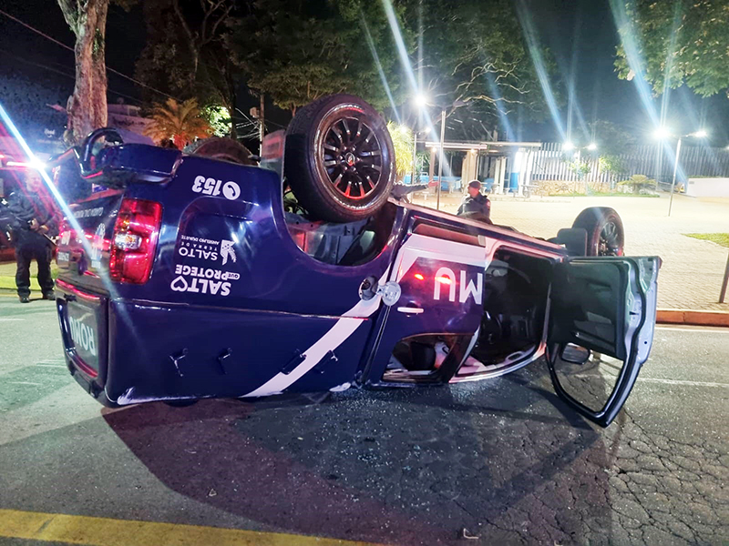 Após colisão com viatura que capotou motorista teria fugido do local