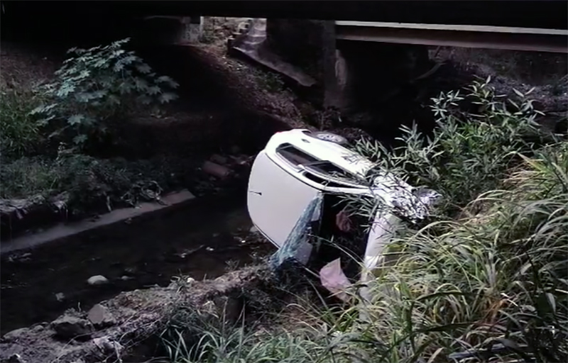 Leia mais sobre o artigo Motorista cai com carro em córrego na SP-75 e morre em Indaiatuba