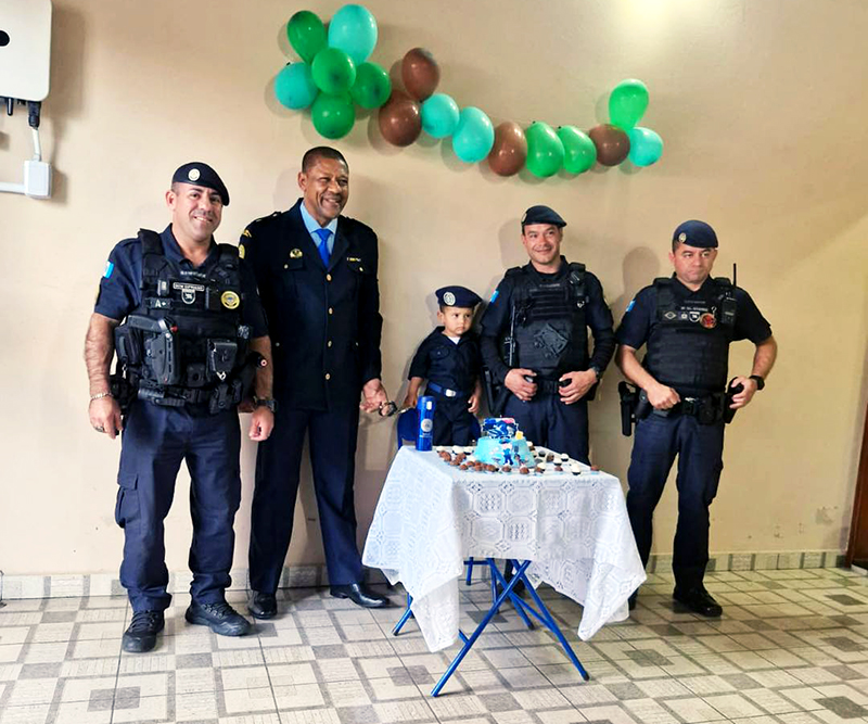 Homens da GCM participam de aniversário de garoto de 3 anos em Salto