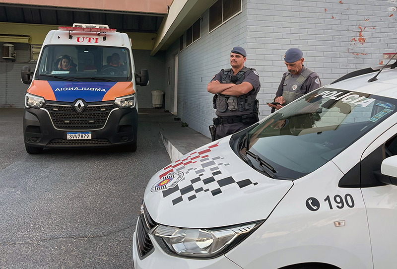 Leia mais sobre o artigo Homem volta a atacar carros, fere moticiclista e é preso pela PM