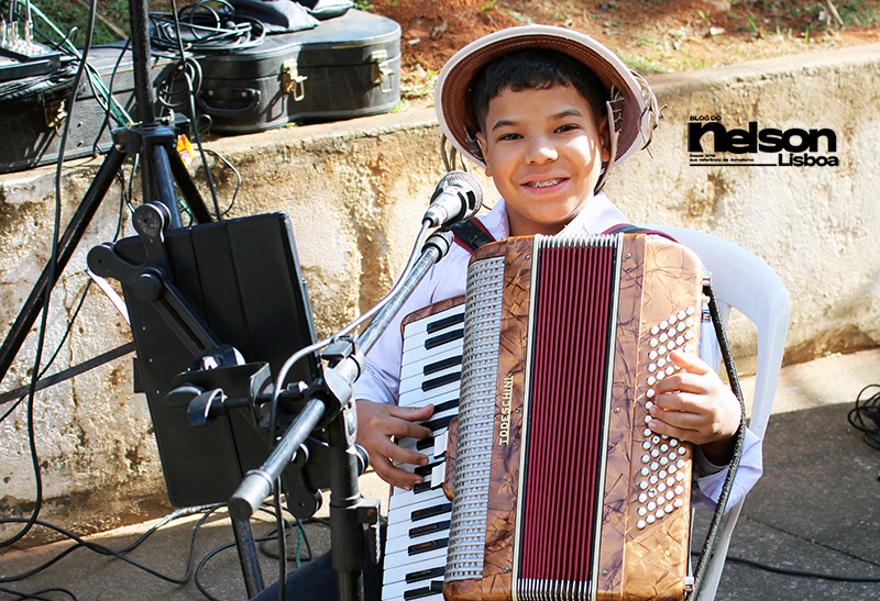Leia mais sobre o artigo Você de Indaiatuba e região tem que conhecer o incrível Chico do Acordeão, de apenas 13 anos
