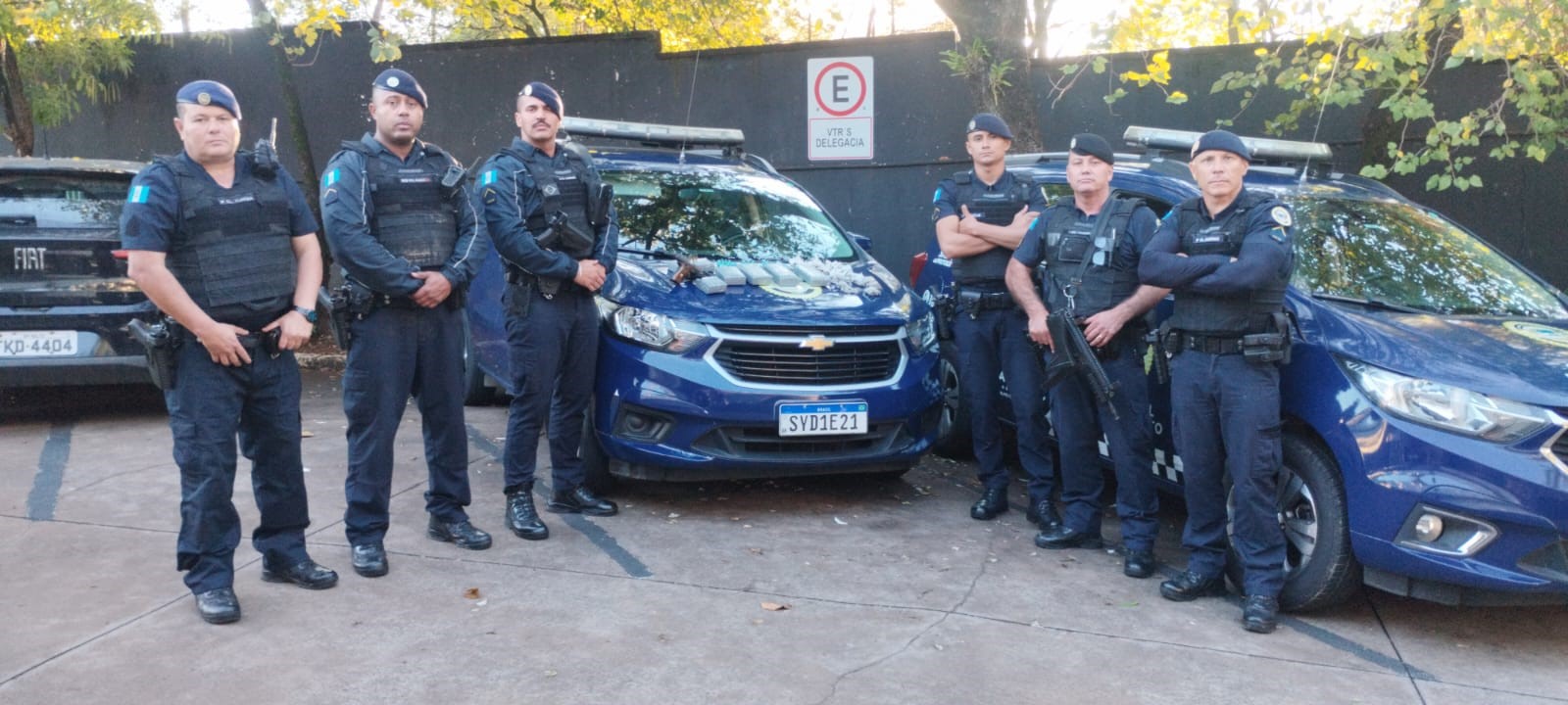 Leia mais sobre o artigo GCM frustra “entrega” criminosa e apreende bolsa com drogas e armas no Parque Laguna, em Salto