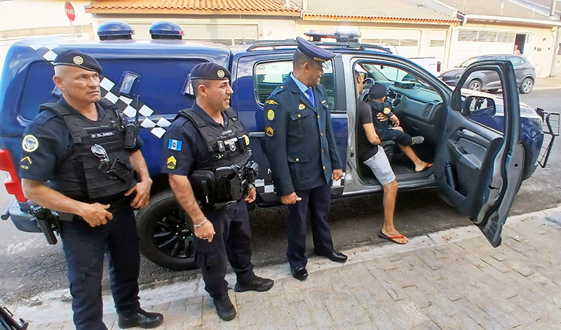 Leia mais sobre o artigo Veja que legal: guardas de Salto participam do aniversário do pequeno Antony