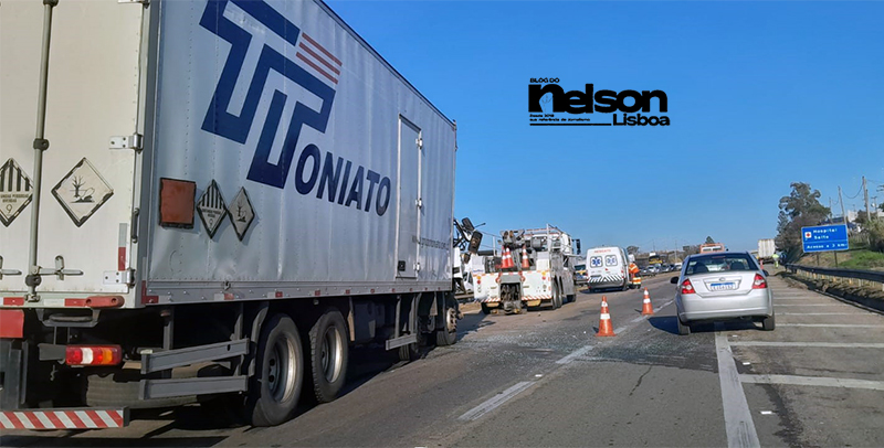 Leia mais sobre o artigo Rotina de tragédia: colisão de 3 caminhões paralisa SP-75 e causa outros pequenos acidentes em Salto