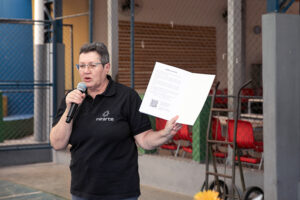 Rogério Lamana O Principe Surdo e alunos dos Cemus estão recebendo exemplar