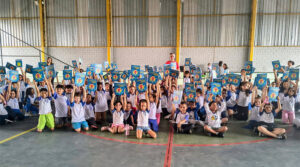 Rogério Lamana O Principe Surdo e alunos dos Cemus estão recebendo exemplar