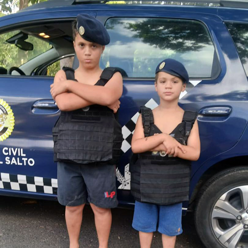 Leia mais sobre o artigo Guardas interagem com garotos que admiram o trabalho da GCM em Salto