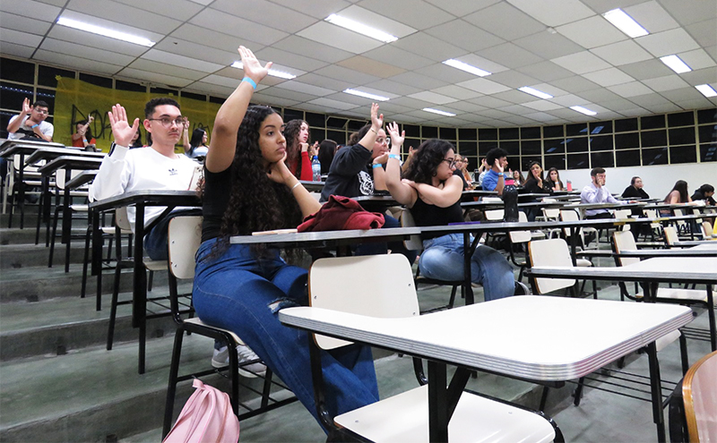 Equipe de formação do DCE Livre na Faditu, durante ato