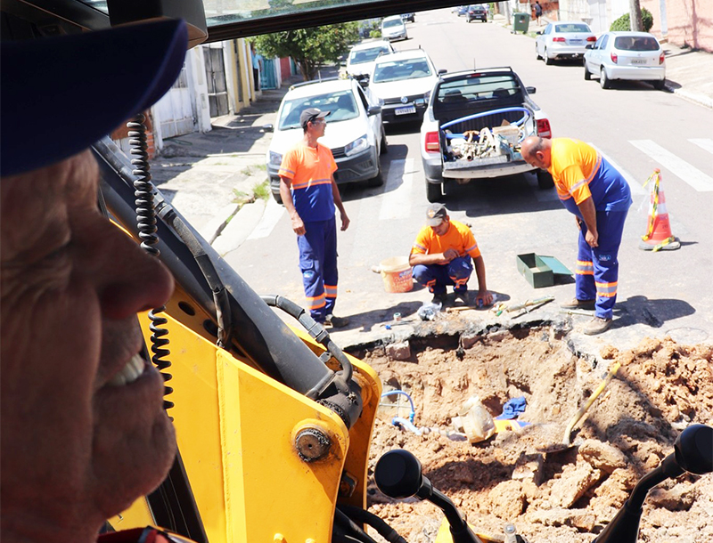 Leia mais sobre o artigo SAAE de Salto conserta registro na Rua Emílio Ribas que estava atrapalhando abastecimento
