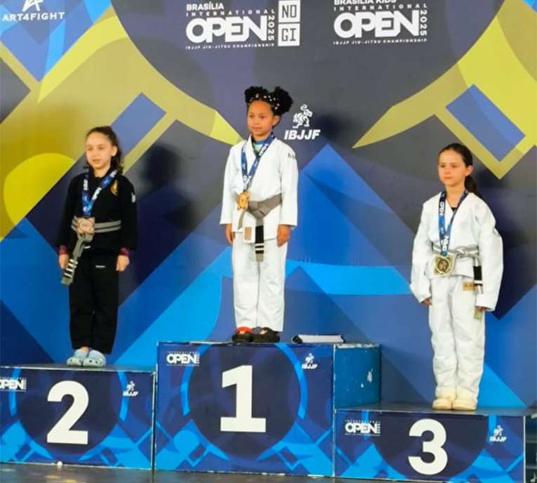 Leia mais sobre o artigo Ana Sarah, 7 anos, saltense, trouxe ouro de campeonato de Jiu-Jitsu em Brasília