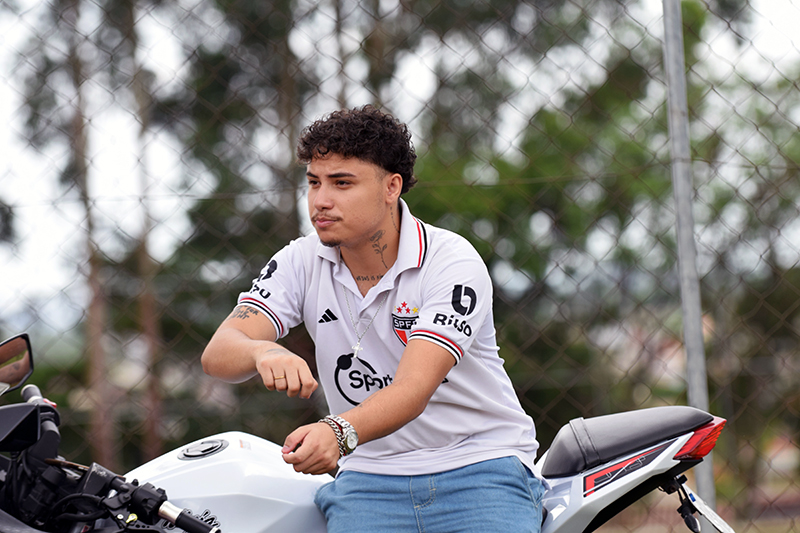 Leia mais sobre o artigo Phdanett transforma lutas em versos e celebra a fé no novo single “Eu Tô de Volta”