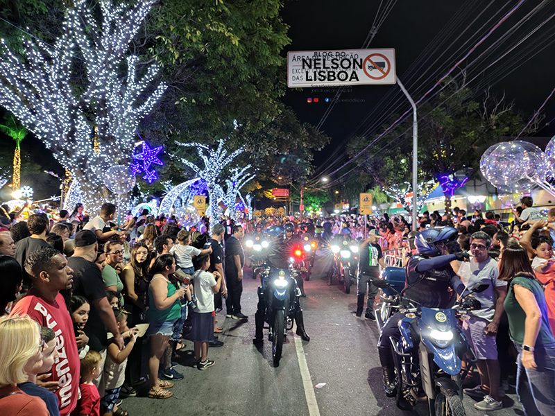 Parada de Natal de Salto 2025 atrai público gigane ao calçadão e Praça XV