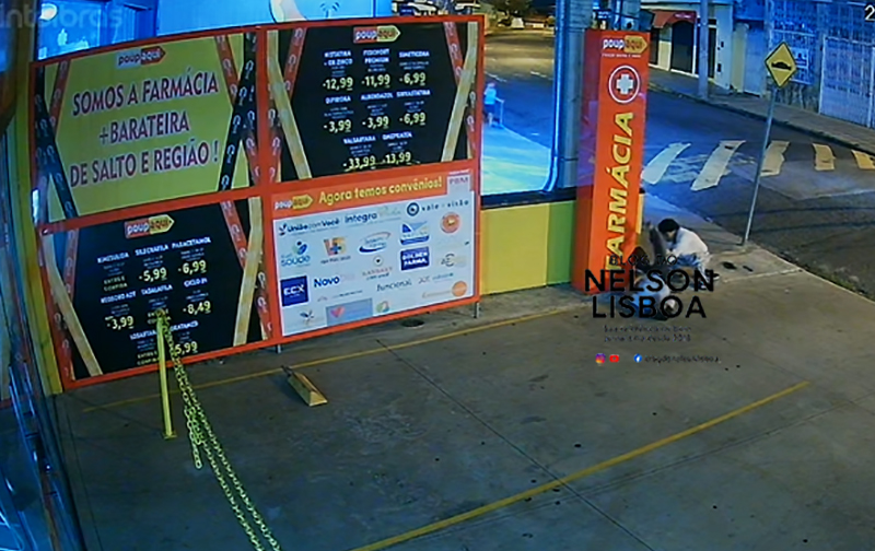 Mulher ganha nenê em frente à farmácia em Salto