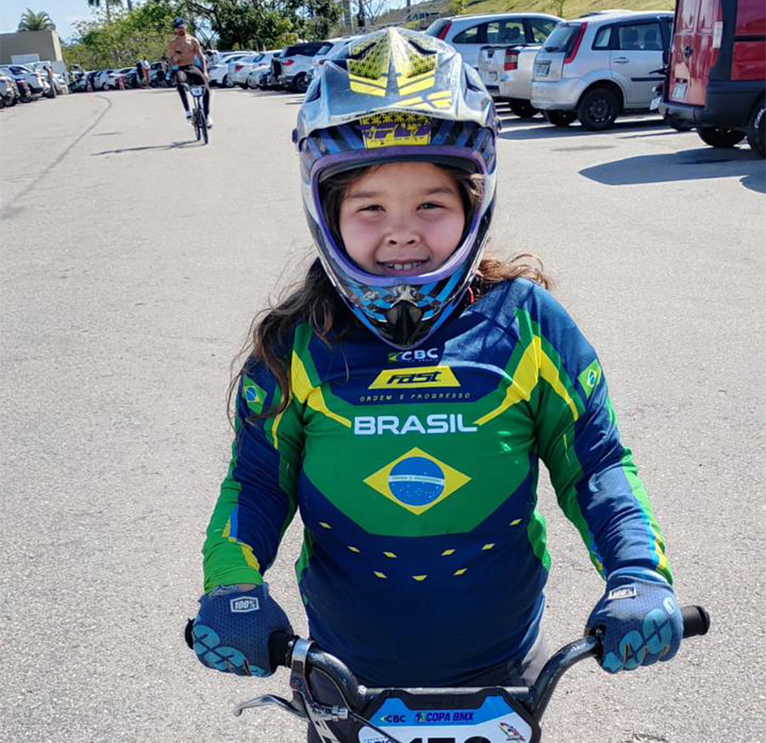 Leia mais sobre o artigo Rebeca tem 7 anos, é pilota de BMX e você ainda vai ouvir falar muito dela