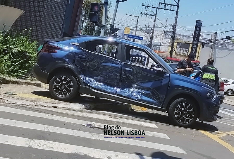 Ambulância destrói carro em cruzamento da 9 com a D. Pedro II em Salto