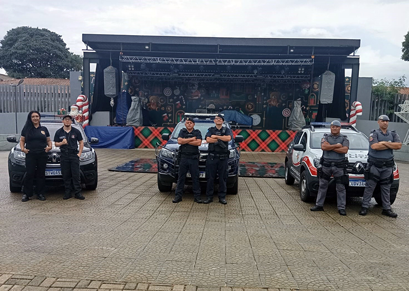 Equipes das forças policiais em contato com a população na Praça XV em Salto