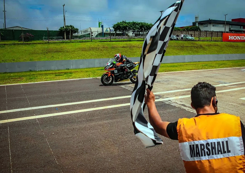 Leia mais sobre o artigo Piloto Pierre, da equipe Yellow Doggy, é campeão na 400cc light do Superbike Brasil