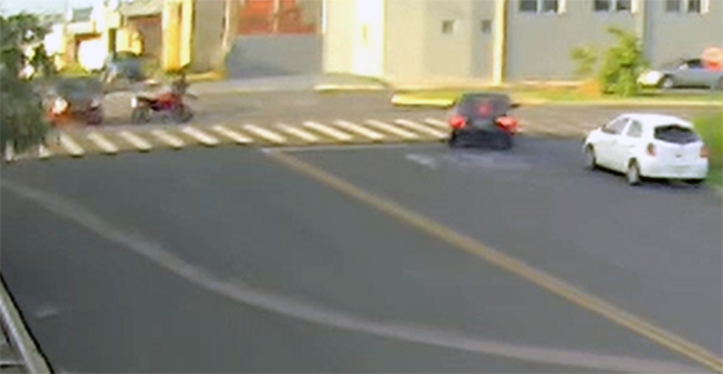 Carro atinge moto e motociclista é lançado longe em acidente em Salto